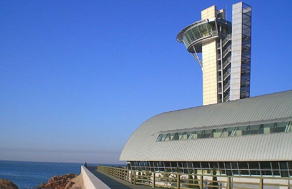 奧運(yùn)會(huì)帆船比賽媒體指揮中心大廈。青島九環(huán)吊頂建材承接了整個(gè)項(xiàng)目的金屬天花鋁扣板供貨