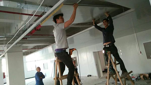 工程人員正在吊頂施工 工程人員正在吊頂施工