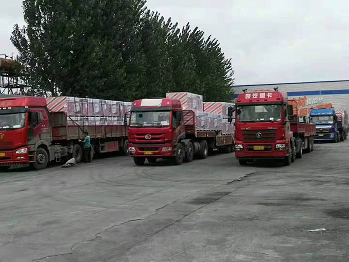 石膏板廠家直銷發(fā)貨裝車 石膏板廠家直銷發(fā)貨裝車