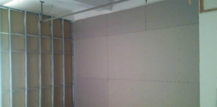 固定好后的輕鋼龍骨覆蓋另外一面石膏板 固定好后的輕鋼龍骨覆蓋另外一面石膏板